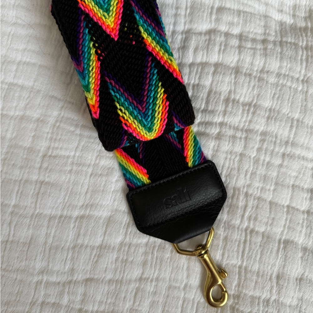 The Salt classic crossbody strap in love/black